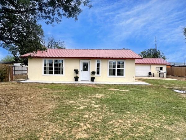 13934 N INTERSTATE 35, Moore, TX 78057