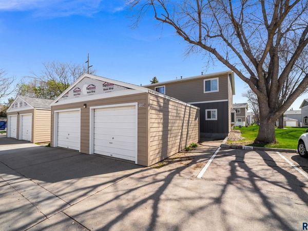 1206 S Bridgeport Pl, Sioux Falls, SD 57106