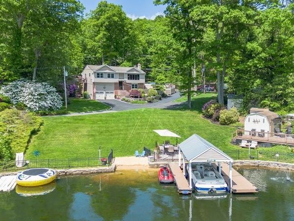 21 Skyline Dr, Hopatcong, NJ 07821