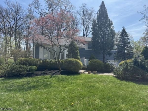 13 Clover Ln, Livingston, NJ 07039