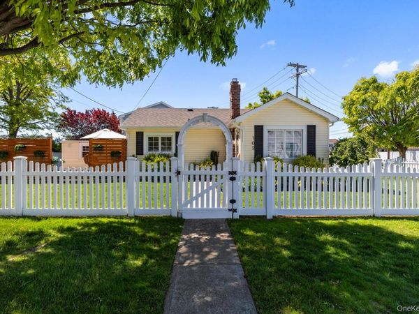 102 Garfield Place , Massapequa, NY 11758