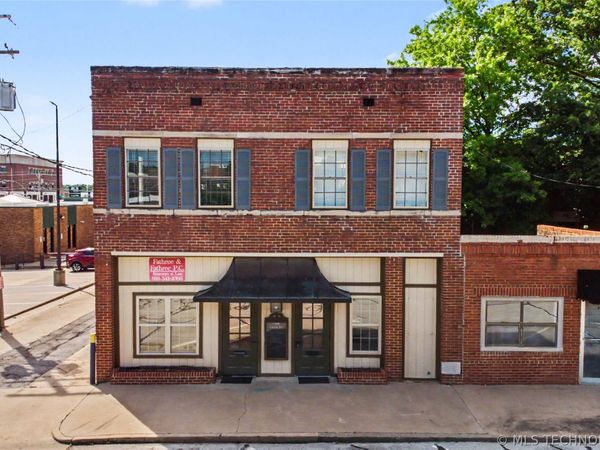 121 S Muskogee Avenue , Claremore, OK 74017