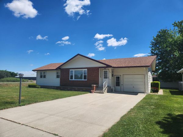  406 N Depot St, Parkston, SD 57366