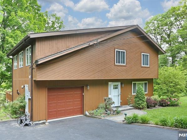 64 Larchmont Drive, WEST MILFORD, NJ 07421
