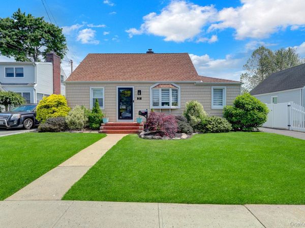 31 Locust Avenue E, Farmingdale, NY 11735