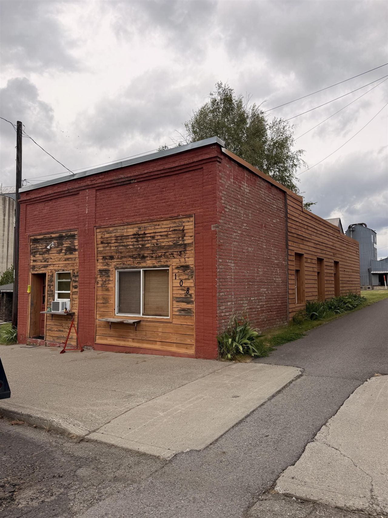 108 W 5th St primary photo