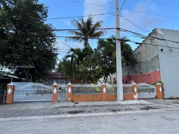 110 NW 52nd St , Miami, FL 33127
