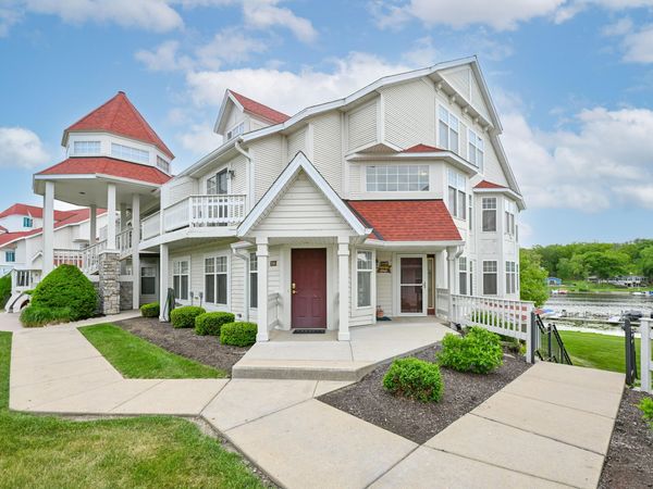 2126 Landings Ln, Delavan, WI 53115