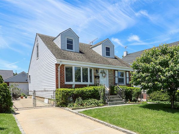 251 McKinley Parkway, Mineola, NY 11501