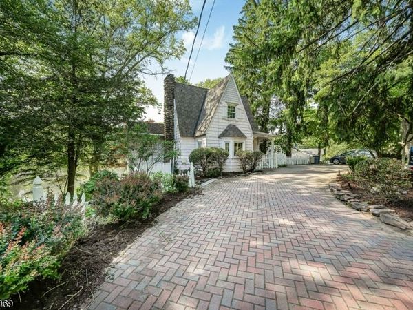 716 Colonial Rd, Franklin Lakes, NJ 07417