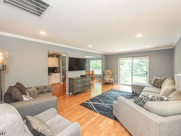 4 Katie Ct, East Hanover, NJ 07936