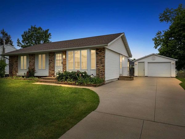 6715 Inwood Ln, Cedar Rapids, IA 52402