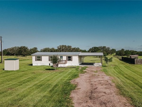 413 West Oaks Drive , Victoria, TX 77905