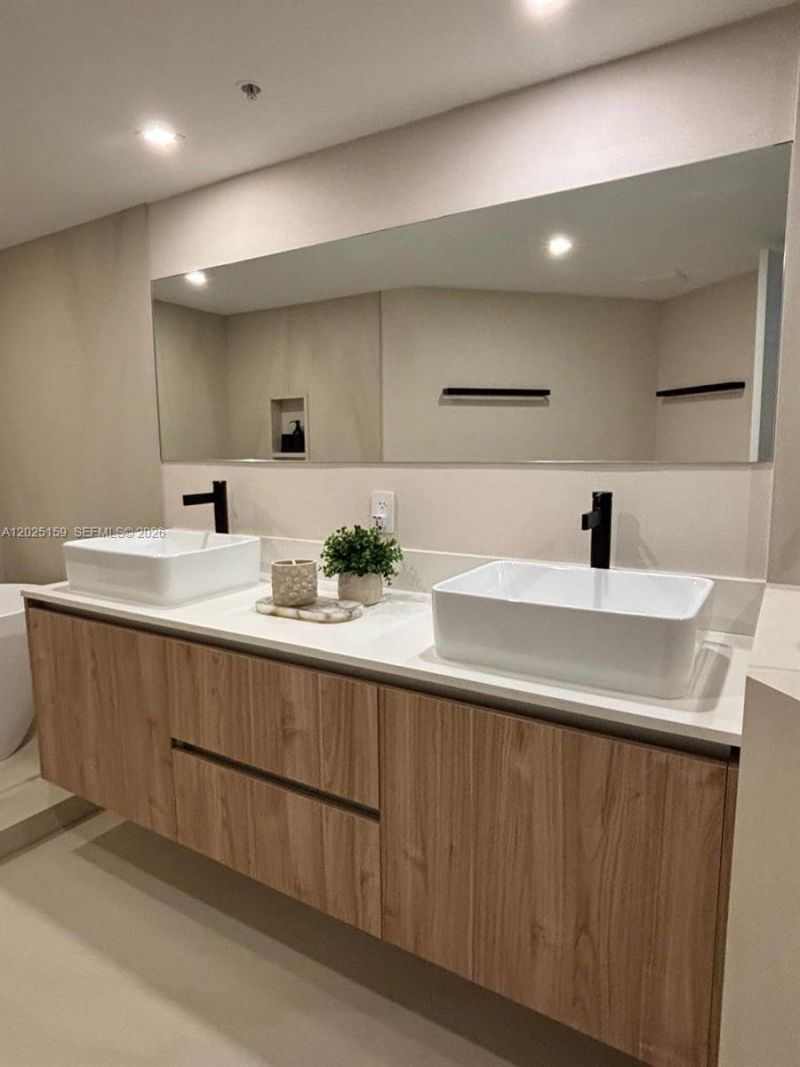 6301 Collins Ave , Unit 908, Miami Beach, FL 33141 Photo