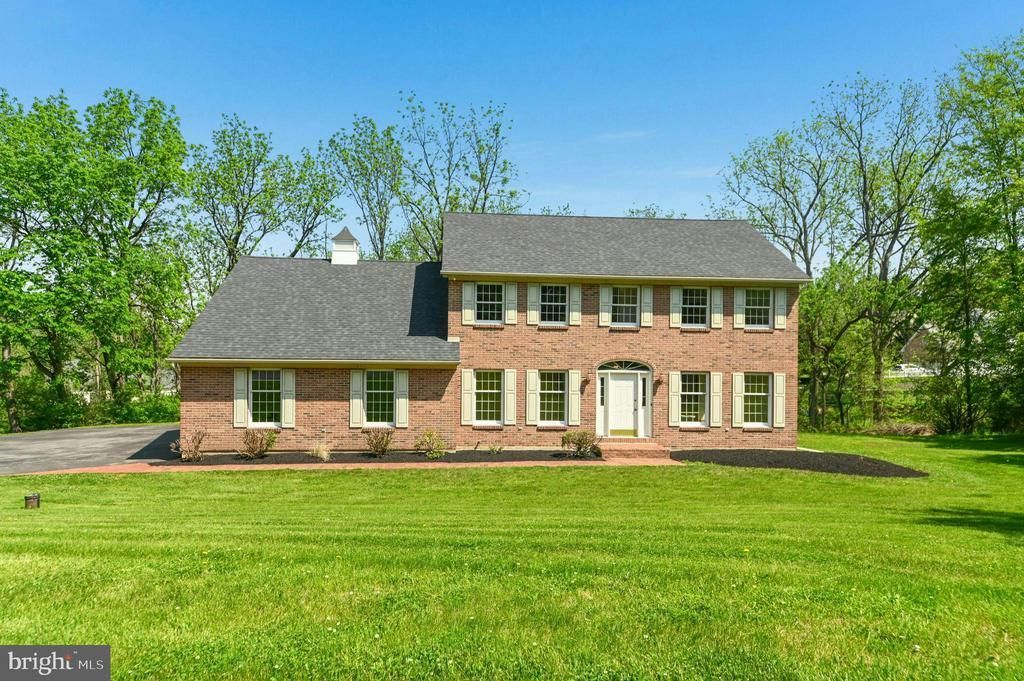 1975 MOUNTAIN HILL LANE , HELLERTOWN, PA 18055