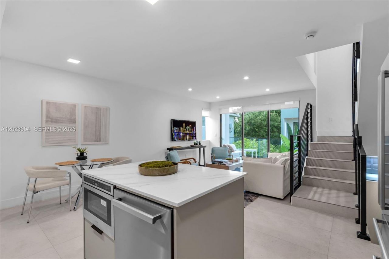 721 SW 11th Street , Unit G, Miami, FL 33129 Photo