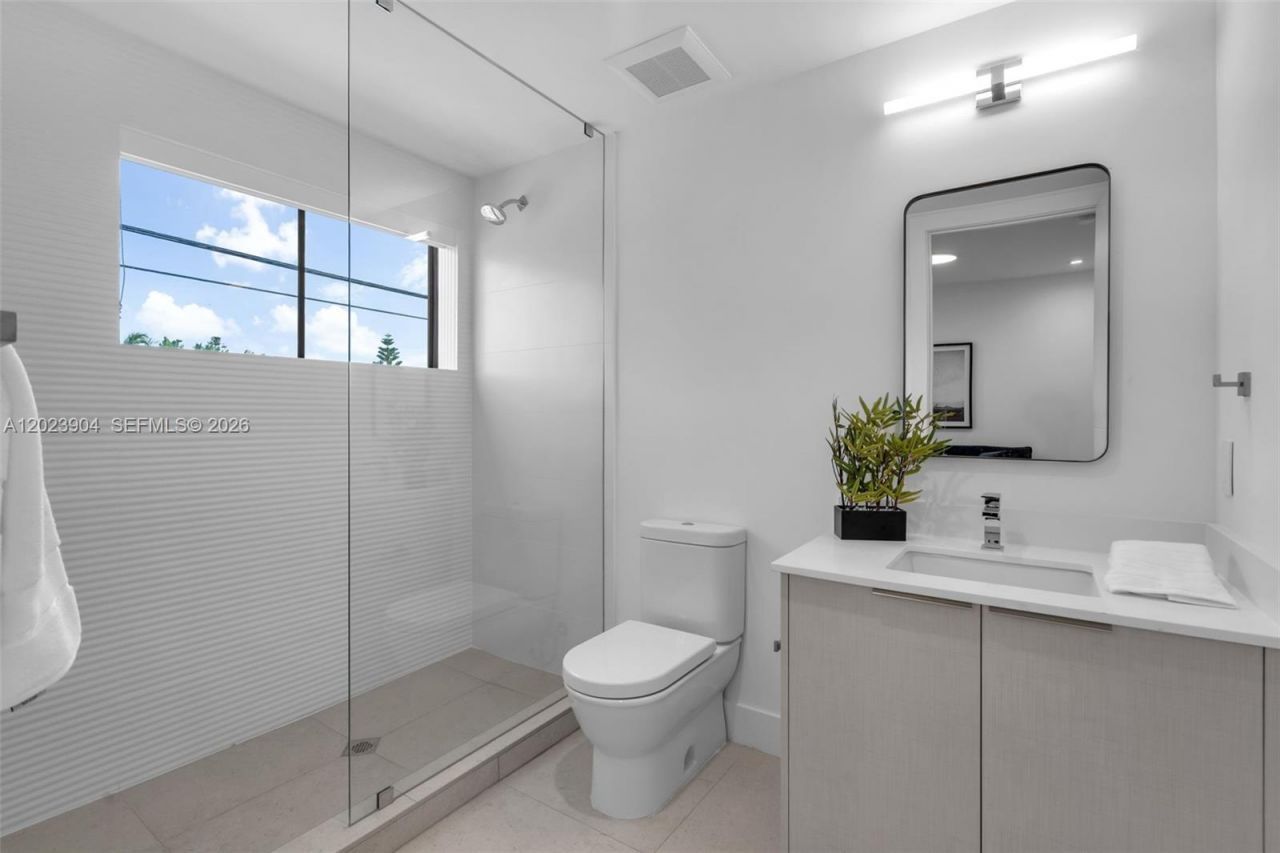 721 SW 11th Street , Unit G, Miami, FL 33129 Photo