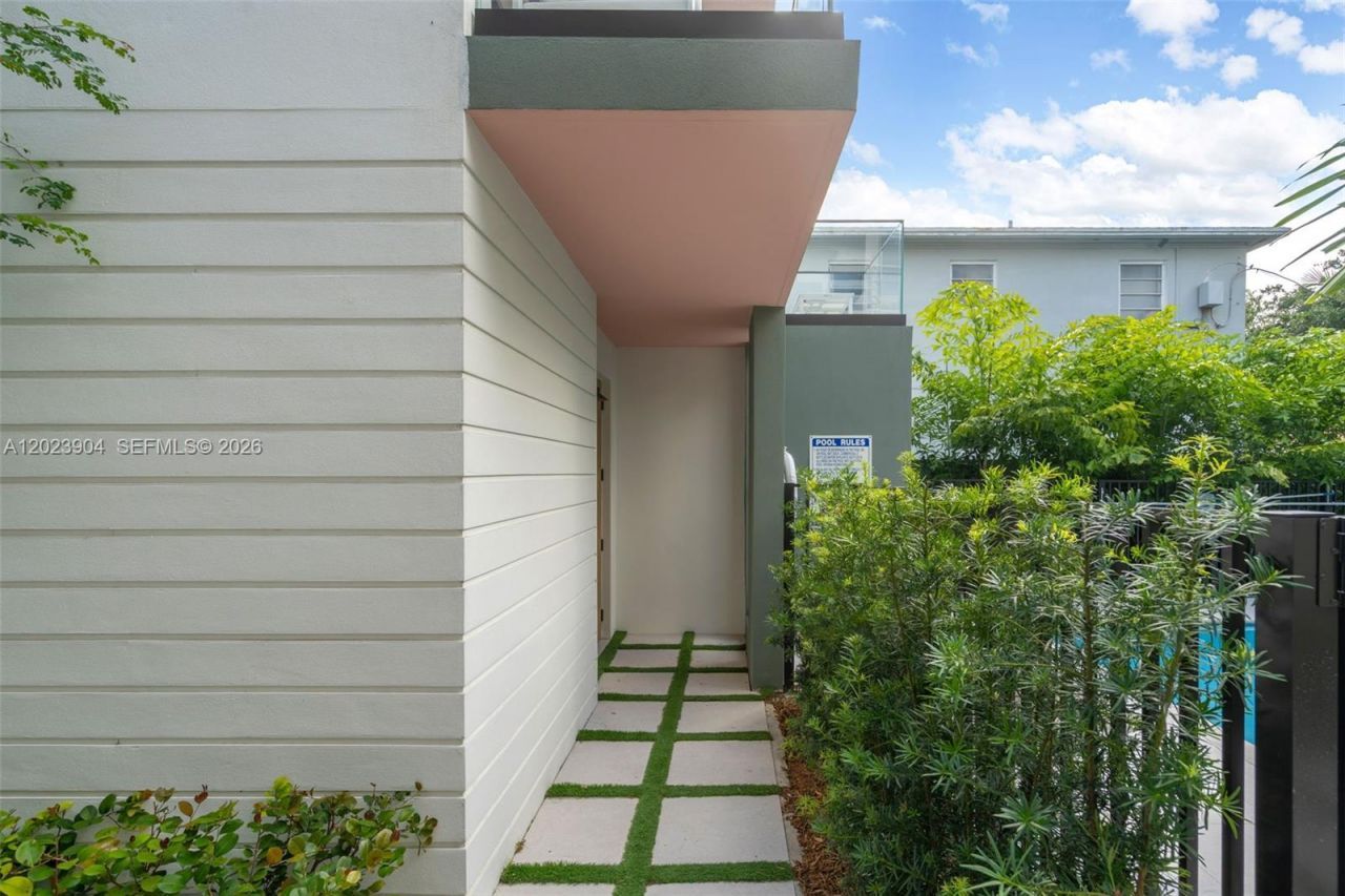 721 SW 11th Street , Unit G, Miami, FL 33129 Photo