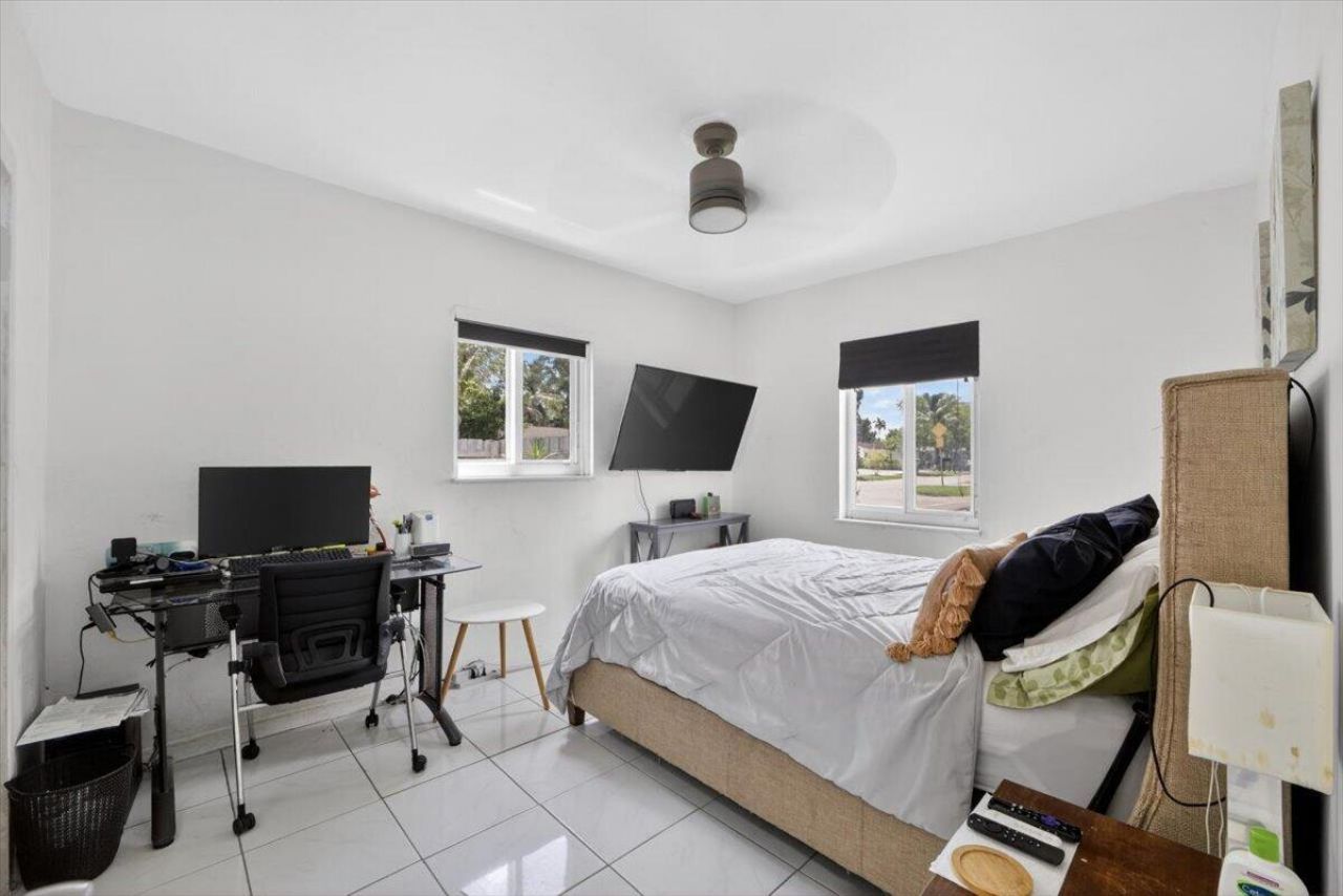 995 NE 156th Terrace, North Miami Beach, FL 33162 Photo