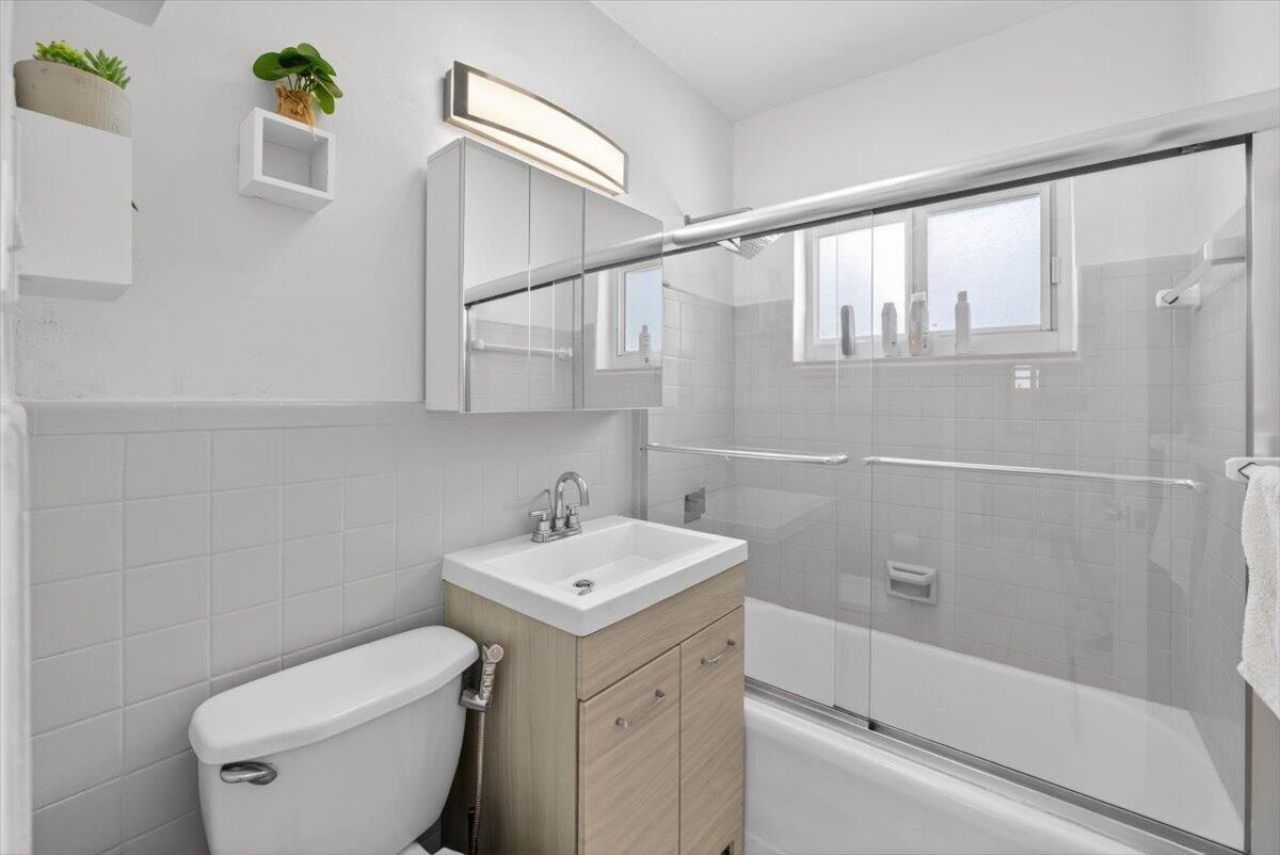 995 NE 156th Terrace, North Miami Beach, FL 33162 Photo