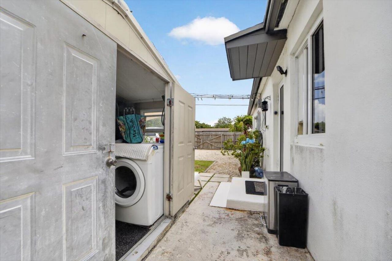 995 NE 156th Terrace, North Miami Beach, FL 33162 Photo