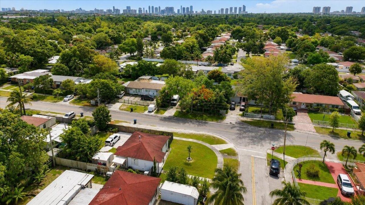 995 NE 156th Terrace, North Miami Beach, FL 33162 Photo