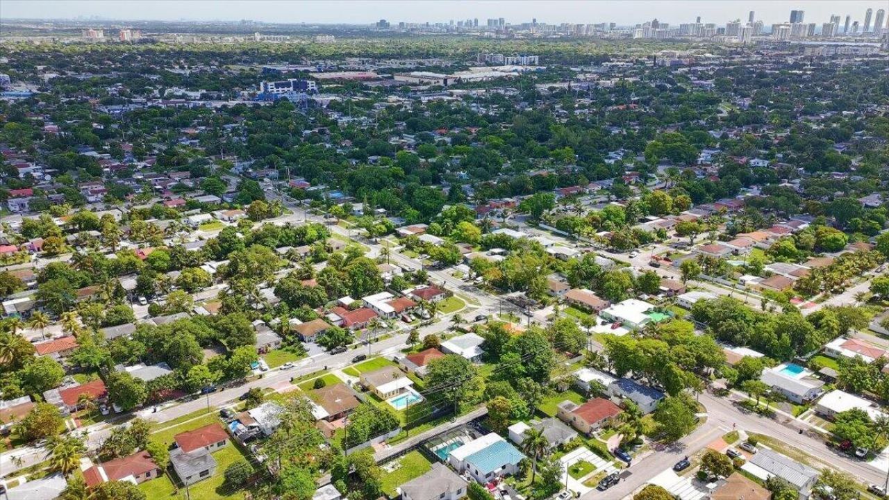 995 NE 156th Terrace, North Miami Beach, FL 33162 Photo