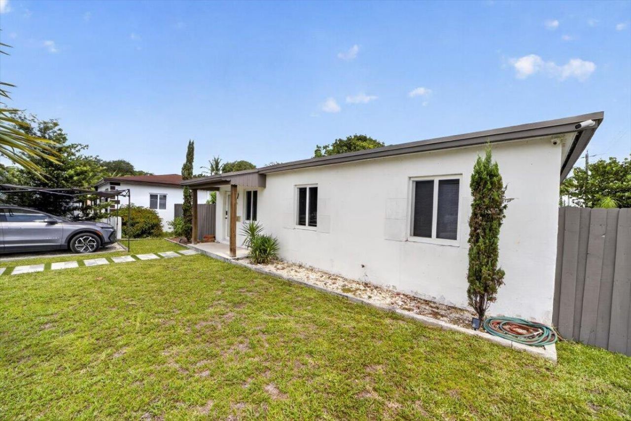 995 NE 156th Terrace, North Miami Beach, FL 33162 Photo