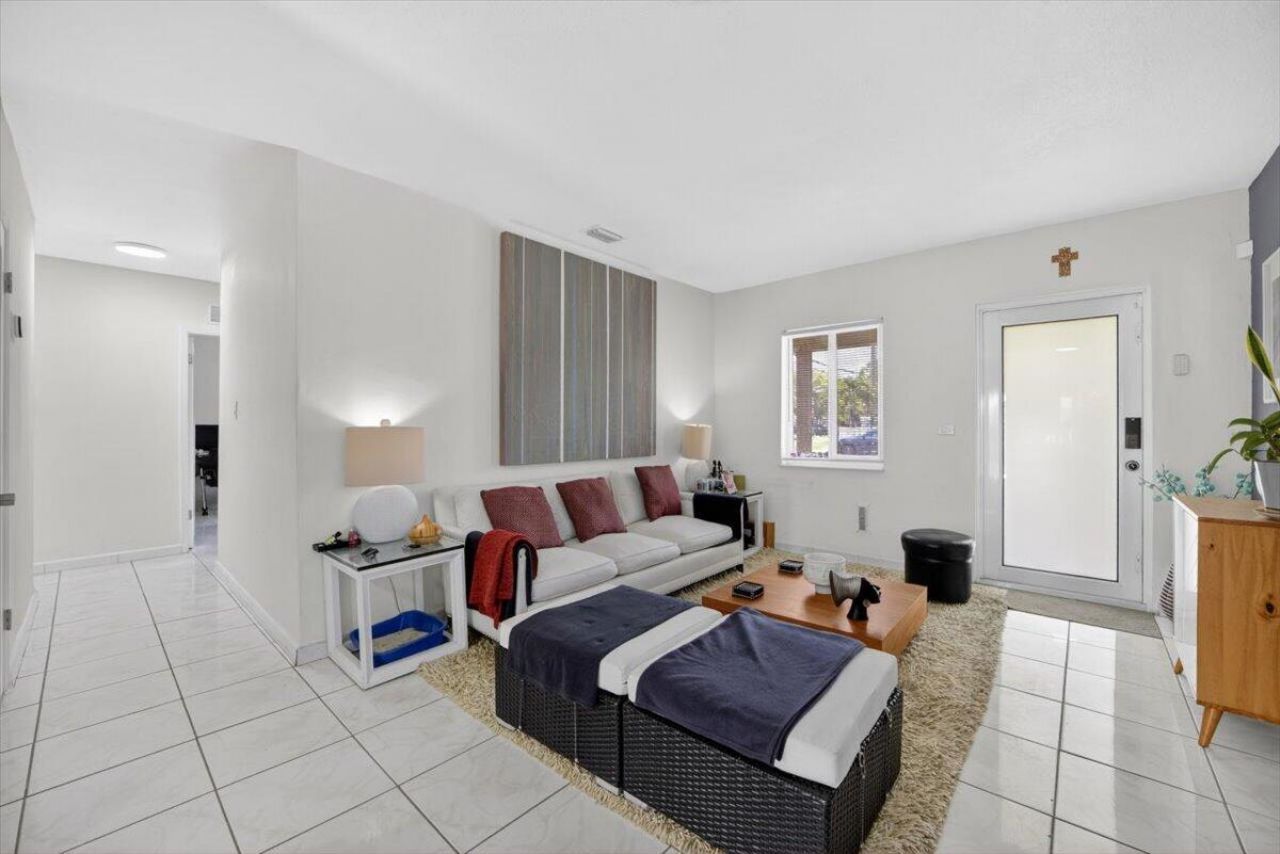 995 NE 156th Terrace, North Miami Beach, FL 33162 Photo