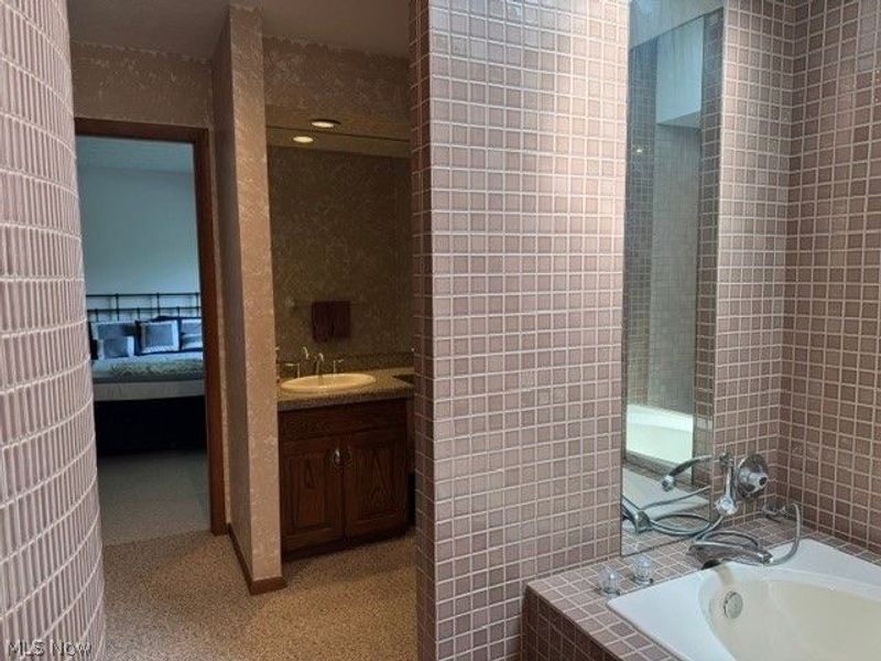 6319 Woodhawk Drive, Mayfield Heights, OH 44124 Photo 9
