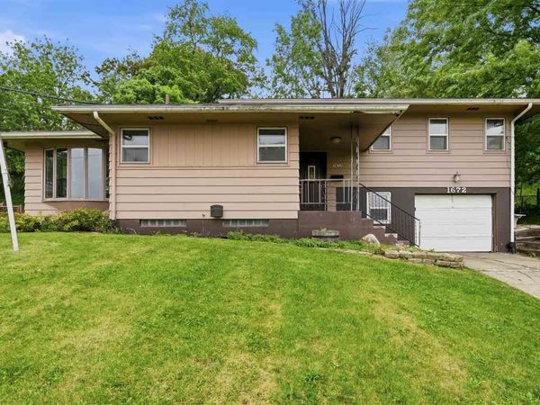 1672 10th St NW, Cedar Rapids, IA 52405