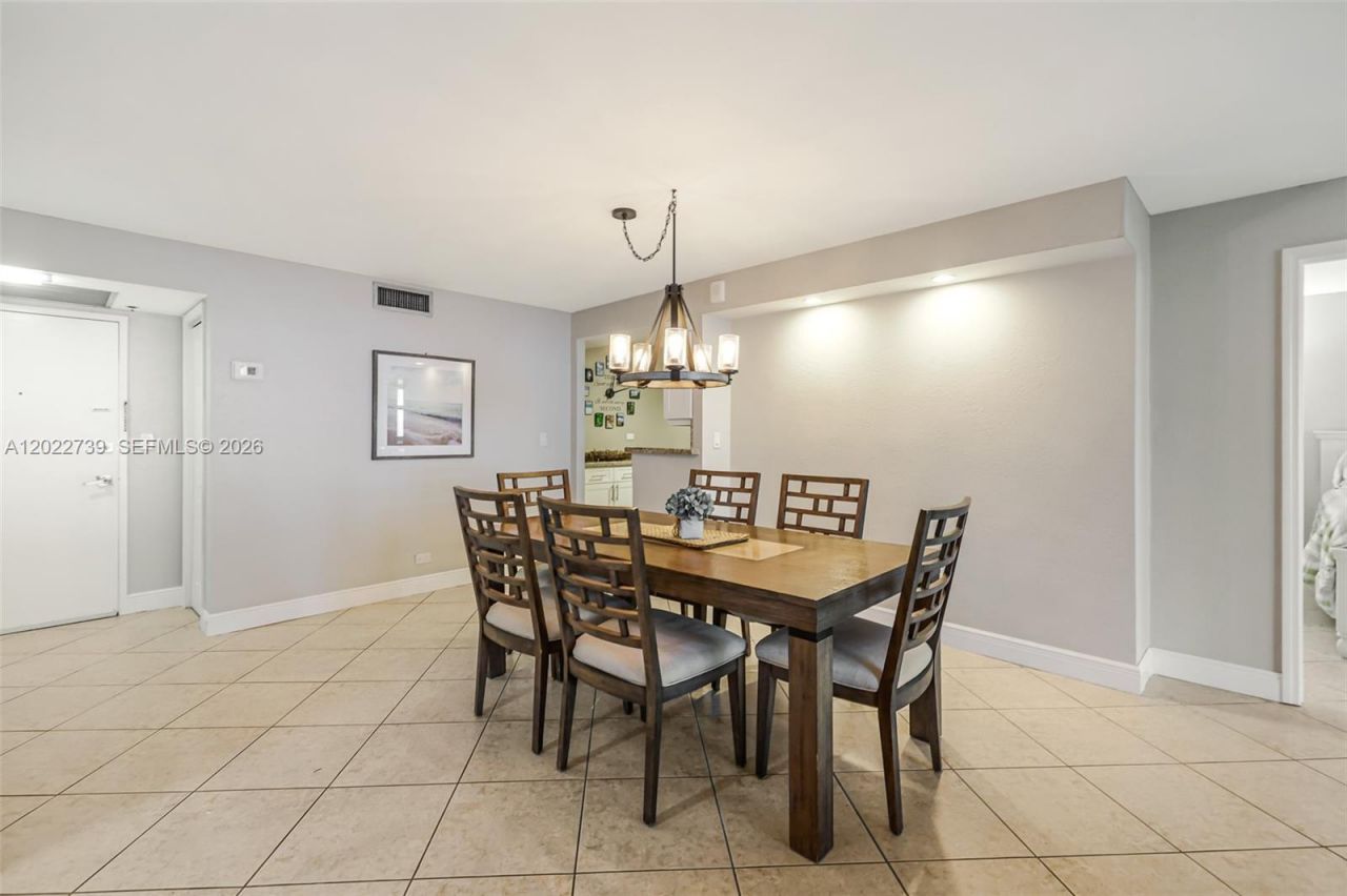 6039 Collins Ave, Unit 936, Miami Beach, FL 33140 Photo