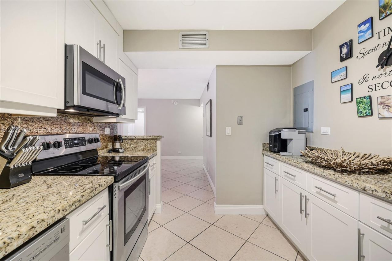 6039 Collins Ave, Unit 936, Miami Beach, FL 33140 Photo