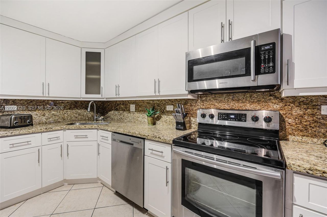 6039 Collins Ave, Unit 936, Miami Beach, FL 33140 Photo