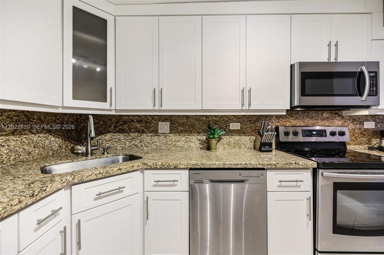 6039 Collins Ave, Unit 936, Miami Beach, FL 33140 Photo