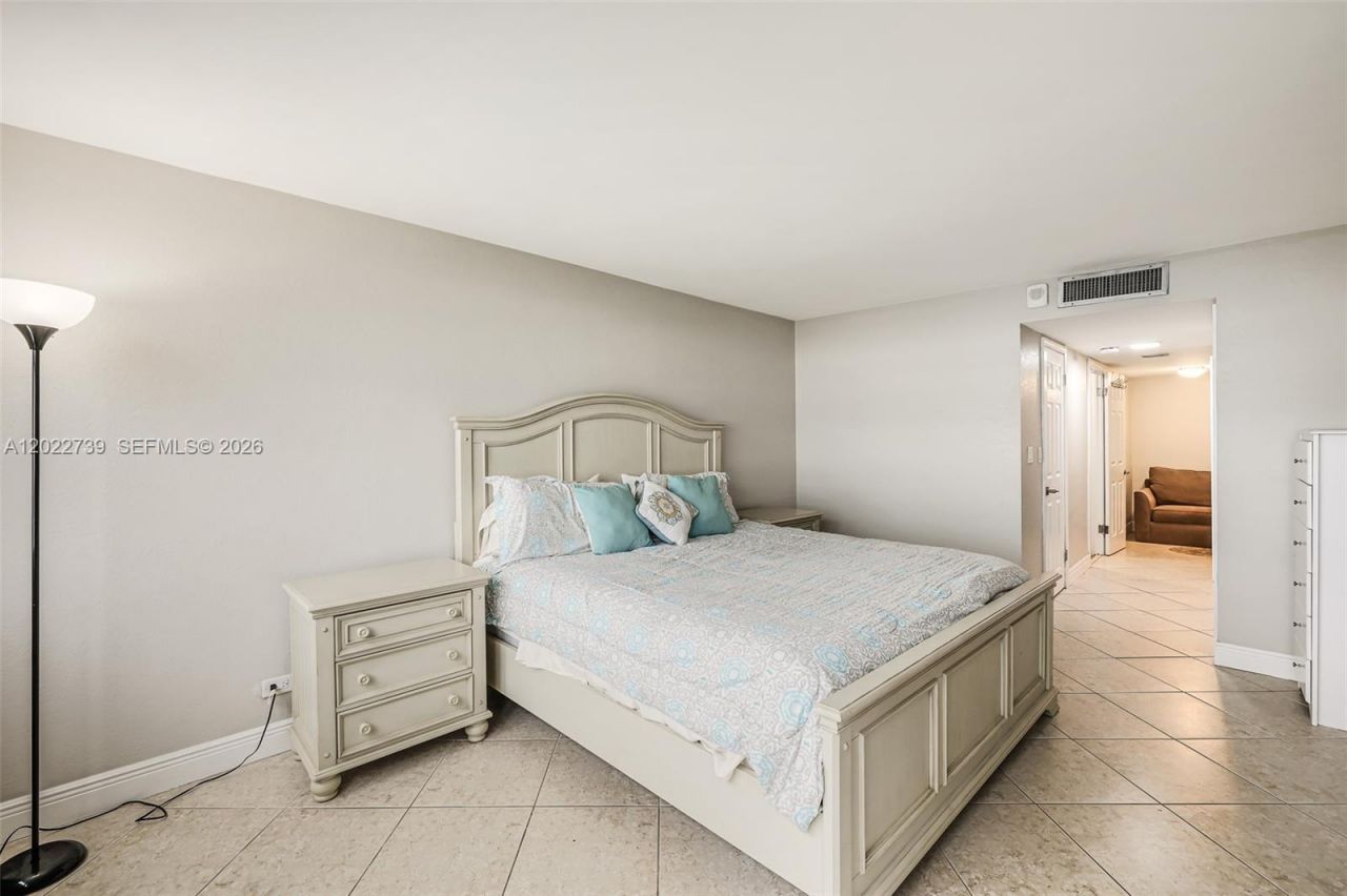 6039 Collins Ave, Unit 936, Miami Beach, FL 33140 Photo