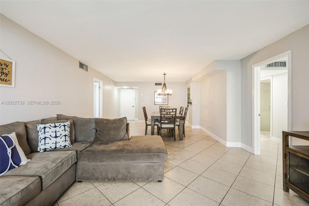6039 Collins Ave, Unit 936, Miami Beach, FL 33140 Photo