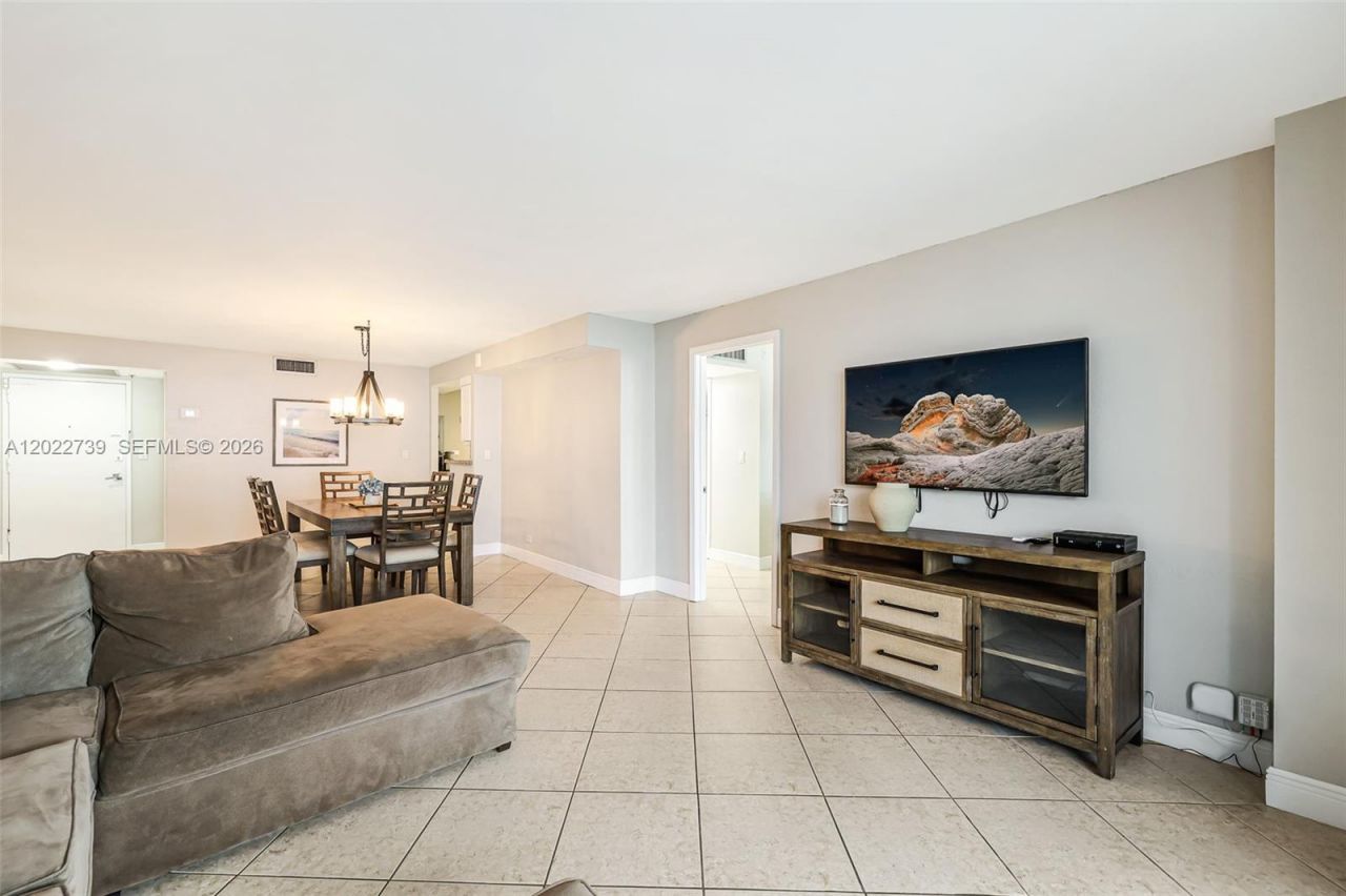 6039 Collins Ave, Unit 936, Miami Beach, FL 33140 Photo