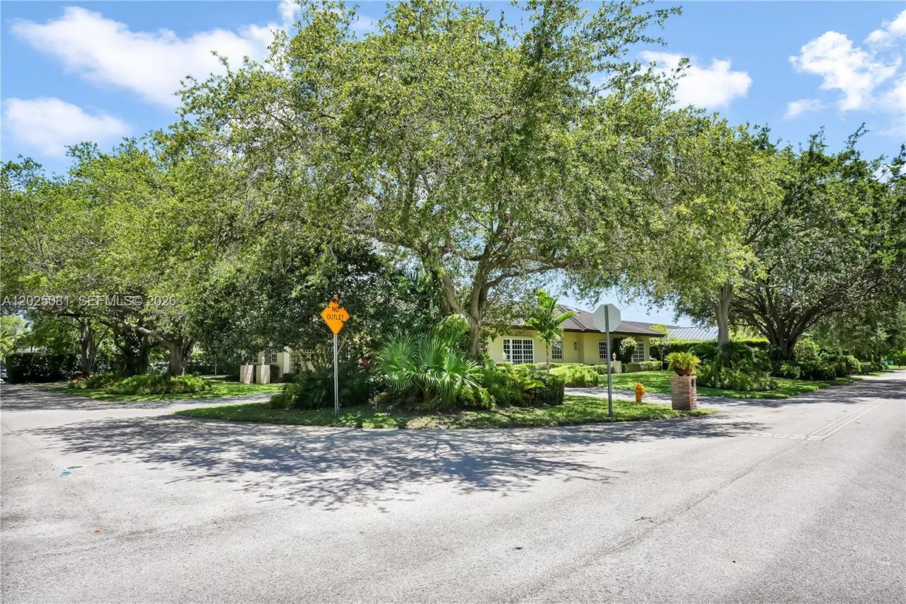 9861 SW 130th St , Miami, FL 33176 Photo