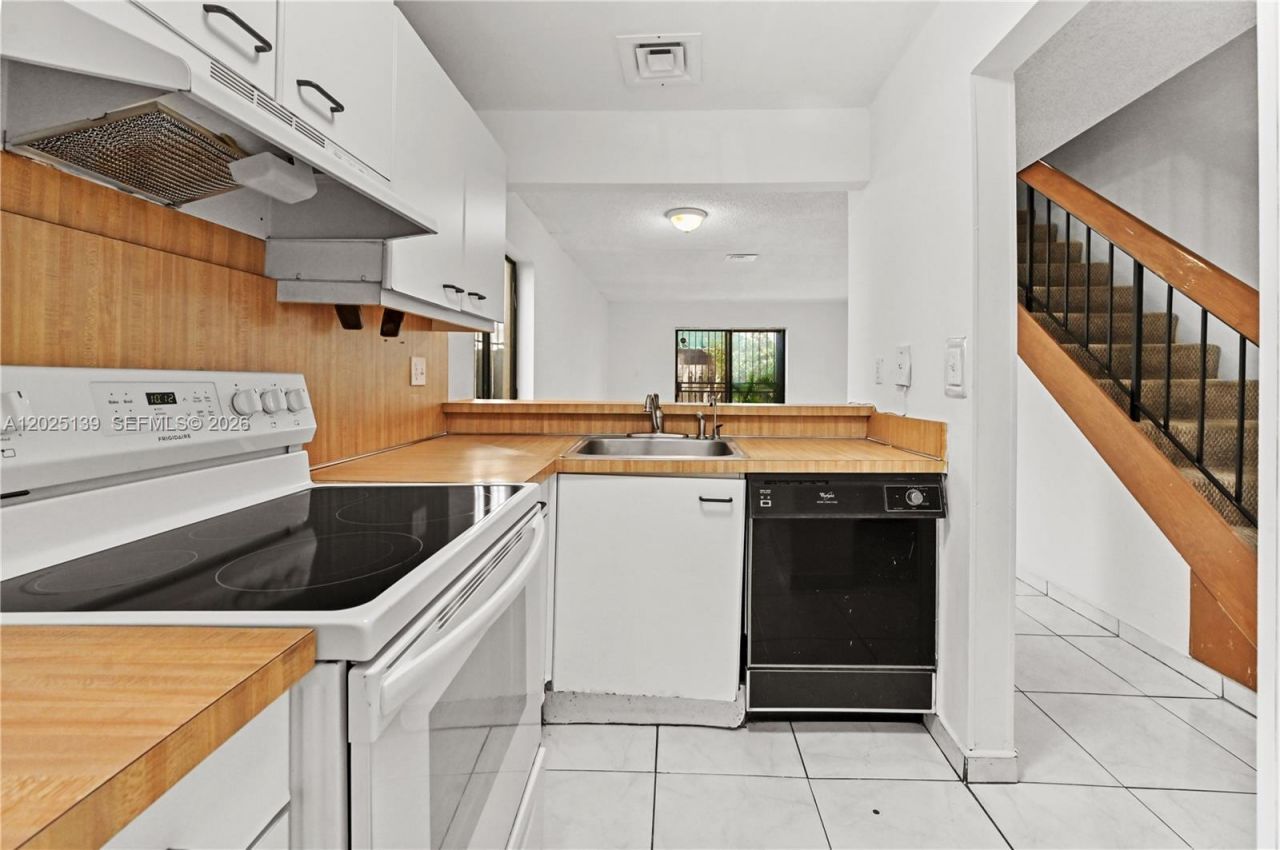 2433 W 52nd Pl, Unit 8-1, Hialeah, FL 33016 Photo