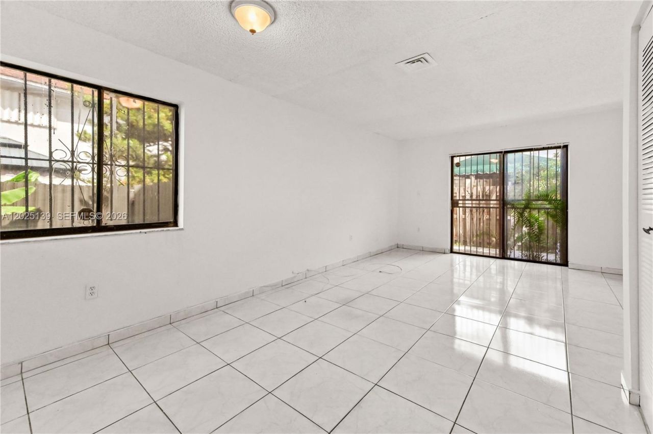2433 W 52nd Pl, Unit 8-1, Hialeah, FL 33016 Photo
