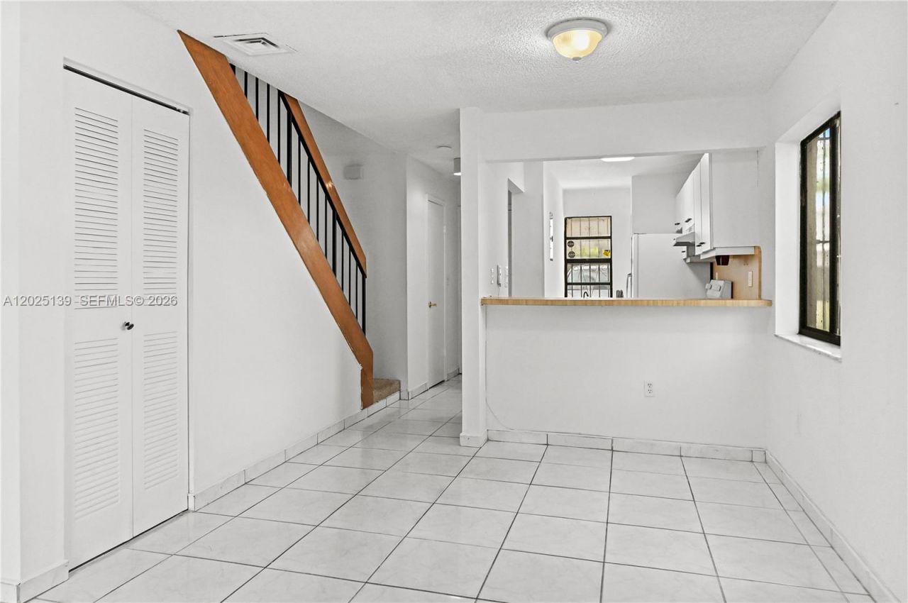 2433 W 52nd Pl, Unit 8-1, Hialeah, FL 33016 Photo