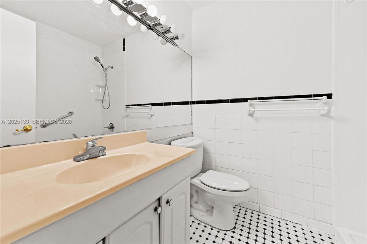 2433 W 52nd Pl, Unit 8-1, Hialeah, FL 33016 Photo