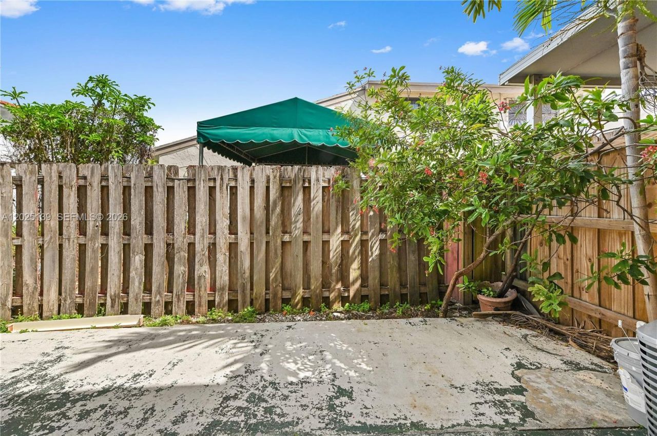 2433 W 52nd Pl, Unit 8-1, Hialeah, FL 33016 Photo