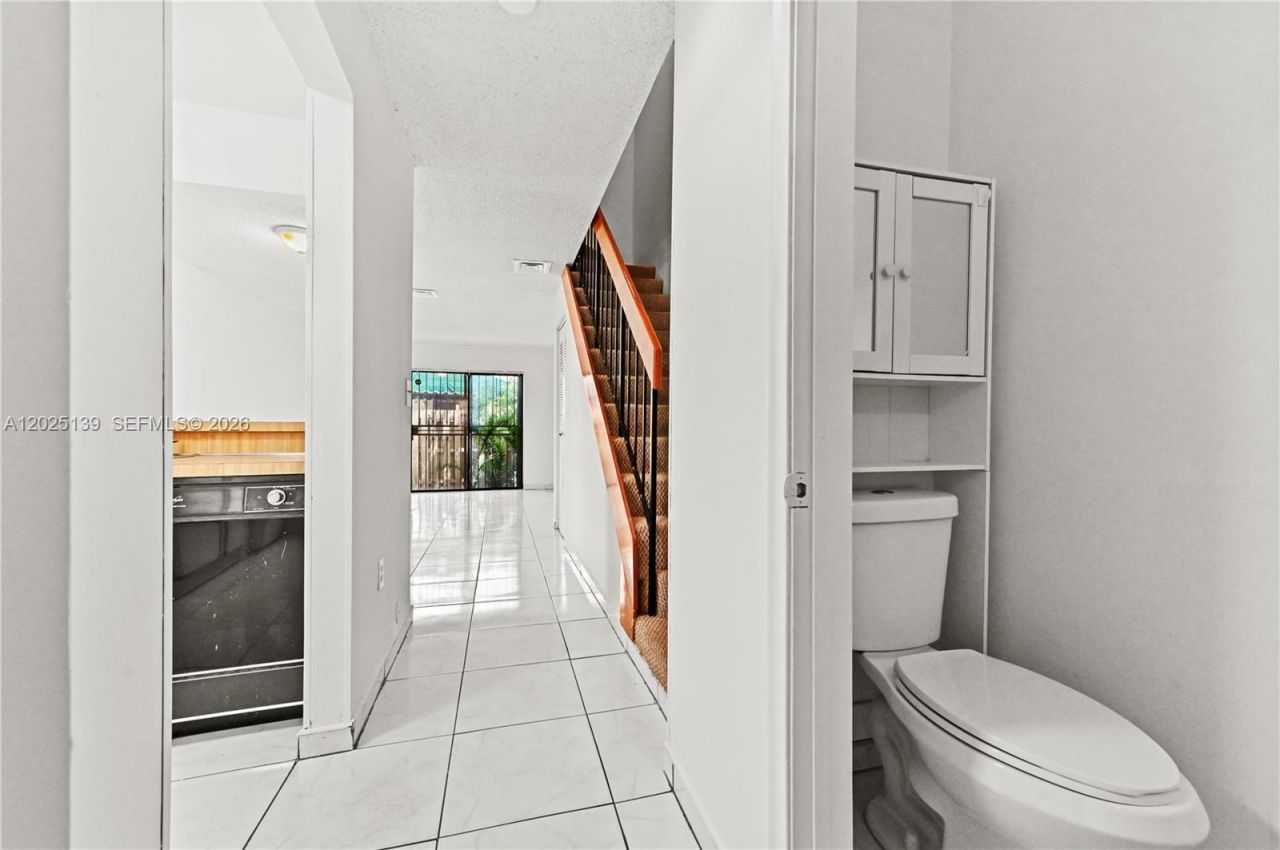 2433 W 52nd Pl, Unit 8-1, Hialeah, FL 33016 Photo
