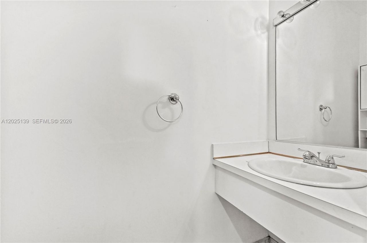 2433 W 52nd Pl, Unit 8-1, Hialeah, FL 33016 Photo