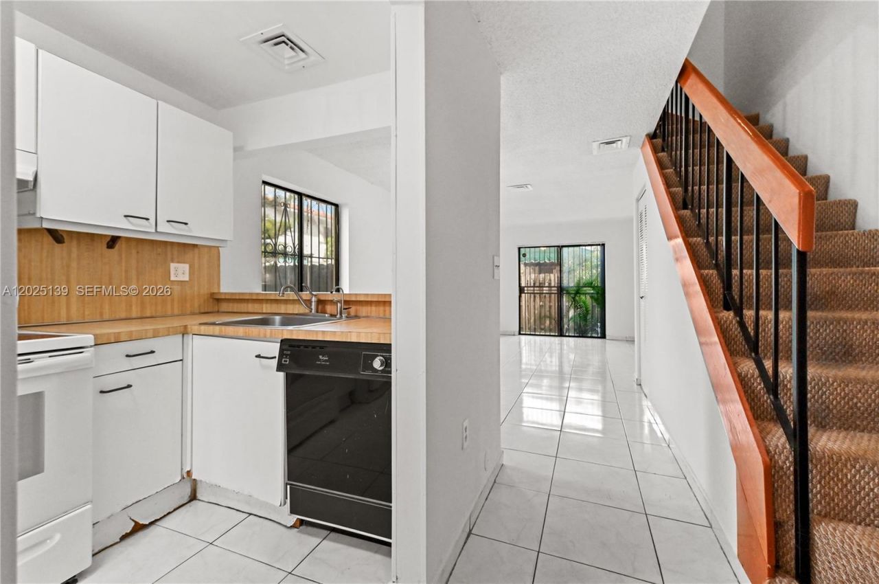 2433 W 52nd Pl, Unit 8-1, Hialeah, FL 33016 Photo