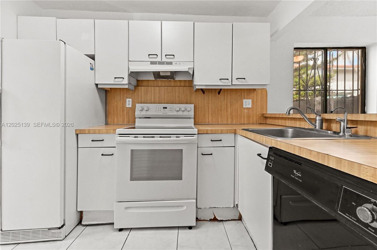 2433 W 52nd Pl, Unit 8-1, Hialeah, FL 33016 Photo