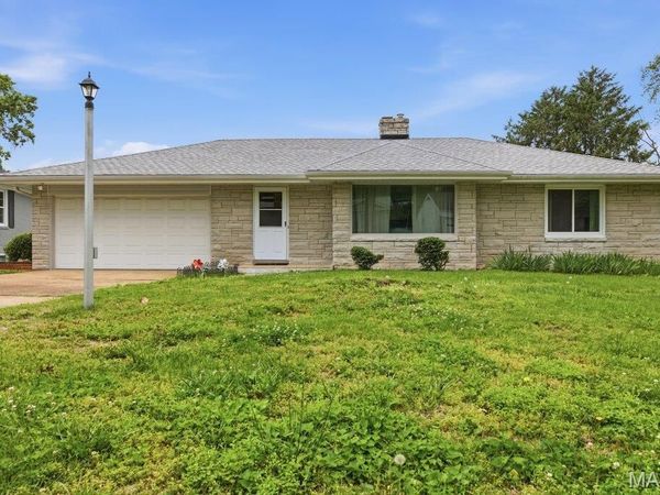 38 Pinewood Drive , St Louis, MO 63123