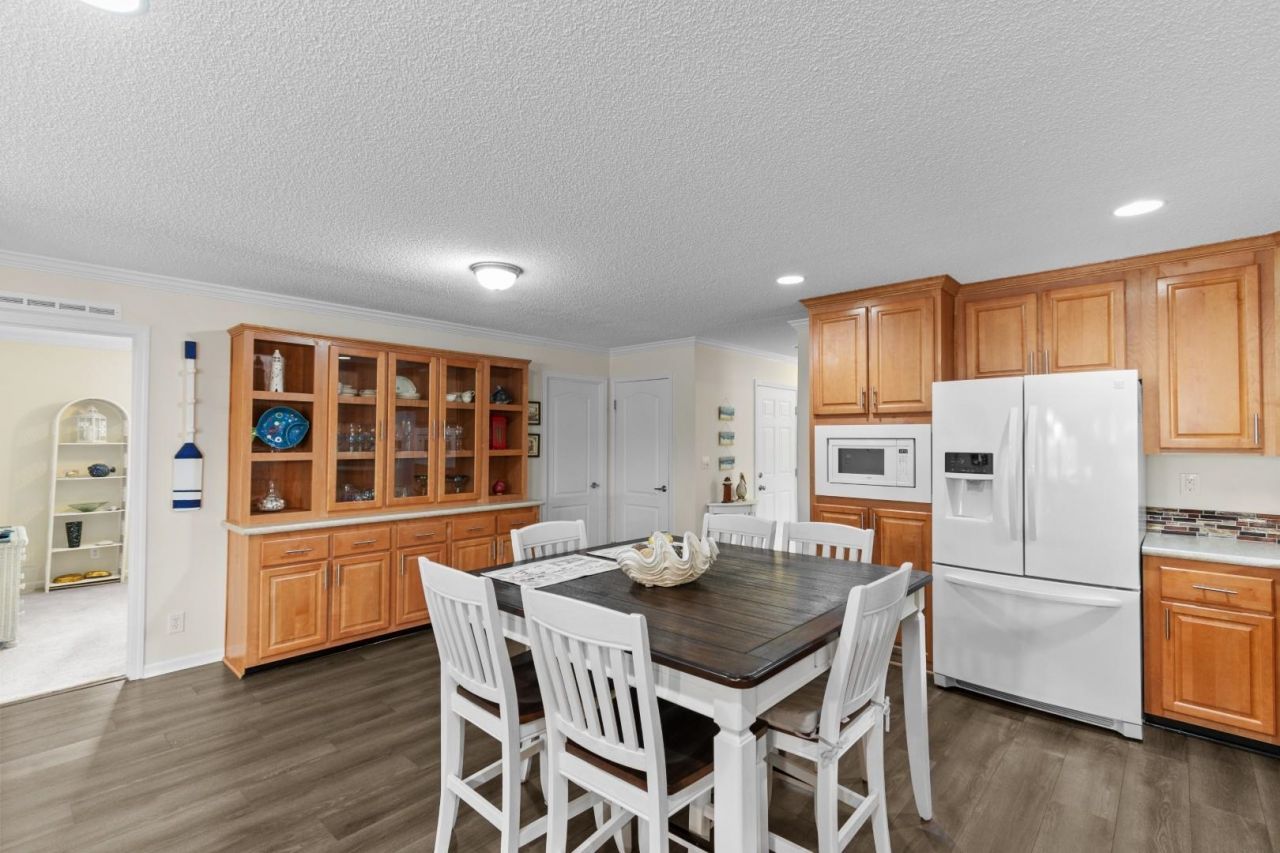 222 Lakeside Crossing Dr.  Photo 6